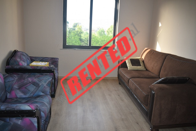 Apartament 2+1 me qera ne Rrugen Mine Peza ne Tirane.
Apartamenti ndodhet ne katin e katert te nje 